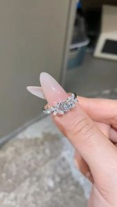Bague de fiançailles APRICOT JEWELS avec diamant de laboratoire taillé, diamants d'appoint latéraux, or blanc 14 carats, classique, certifiée IGI, bague de luxe - Product Image 3
