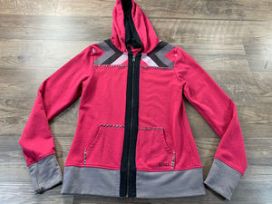 Sudadera con remaches de fábrica, proveedor OEM, sudadera estilo urbano con detalles de remaches metálicos, tela duradera, pedidos al por mayor para marcas de moda - Product Image 2
