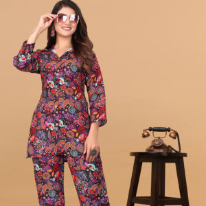 Ensemble coordonné pour femmes en impression numérique rouge haute définition de qualité supérieure, ensemble de vêtements de détente en poly-rayonne 2 pièces, col rond doux, survêtement pour femmes - Product Image 1