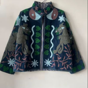Veste d'hiver en velours brodée Suzani de qualité supérieure, faite à la main, pour femmes, veste courte Suzani, taille unique, veste courte matelassée Kantha - Product Image 1