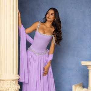 Vestido de Noche Largo Morado Lavanda con Adornos, Cintura Natural, Corte en A, de Gasa con Cristales, Sin Mangas, Escote en V, Espalda Descubierta, para Fiesta Formal - Product Image 5