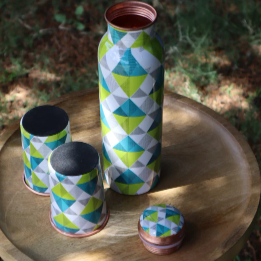 Juego de Botellas de Agua de Cobre con Diseño Geométrico de Triángulos en Mosaico, Recubrimiento de Esmalte Verde y Azul, con 2 Vasos sin Juntas - Product Image 2