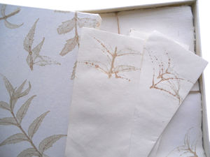 Feuilles Premium à Bords Frangés avec Impression Feuille, Papiers Recyclés en Coton, 10 Blocs de Papier A4 + 5 Enveloppes - Product Image 3