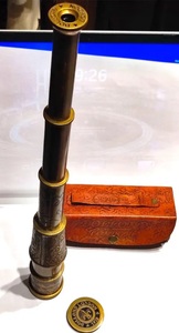 Telescopio de Metal Estilo Antiguo Dollond London con Diseño Tallado y Estuche de Cuero - Product Image 3