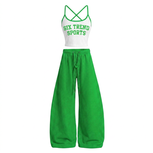 Conjunto de dos piezas para mujer: Top halter acanalado y pantalón corto de pierna ancha con tirantes cruzados a juego, en tejido polar a rayas. - Product Image 4