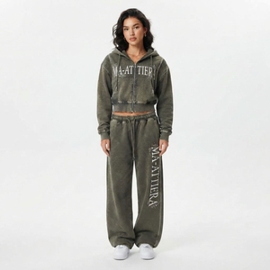 Conjunto deportivo de dos piezas para mujer: sudadera con capucha corta con cremallera y pantalones jogger de pierna ancha - Product Image 1