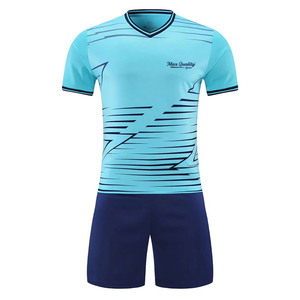 Uniforme de football imprimé de haute qualité fabriqué en usine, durable, avec logo personnalisé et options personnalisables pour hommes - Product Image 1
