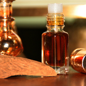 Pure Aquilaria Malaccensis Agarwood <b>Essential</b> <b>Oil</b> Natural Steam Distilled Fragrance <b>Oil</b> - Product Image 1