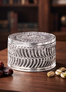 Boîte de rangement ronde en métal argenté antique de luxe pour fruits secs et dates, avec couvercle à motif plumeux tourbillonnant - Product Image 4