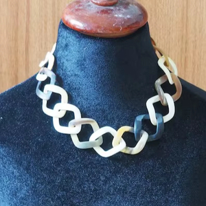 Collier en corne indienne fait main, écologique, style moderne, forme naturelle, poli, pour filles et femmes, par Perfect Enterprises - Product Image 1