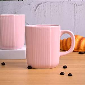 ชุดแก้วกาแฟเซรามิกสีชมพูอ่อน 2 ใบ ใช้กับไมโครเวฟได้ แก้วพอร์ซเลนลายดอกไม้น่ารักสร้างสรรค์ พร้อมช้อน สำหรับคู่รัก - Product Image 2