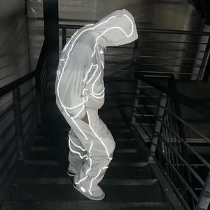 Ensemble de survêtement réfléchissant coupe oversize personnalisé pour homme – Veste coupe-vent et pantalon de jogging en polyester et nylon pour le sport et le streetwear - Product Image 6