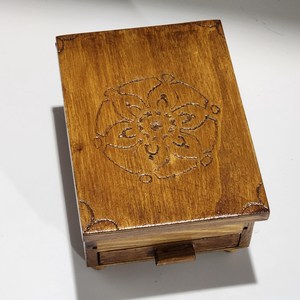 Boîte de rangement pour bijoux en bois économique pour bagues, boucles d'oreilles, colliers et accessoires personnels avec des découpes rustiques élégantes - Product Image 1