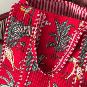 Bolso Tote Acolchado Rojo Tropical, Bolso de Mano de Algodón con Estampado Audaz, Bolso de Compras - Product Image 4