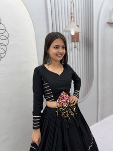 Lehenga Choli traditionnel en coton noir, longueur ras du sol, avec broderie et travail de miroir, spécial Navratri, pour femmes, style Inde Pakistan, pour les fêtes - Product Image 1