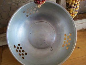 Passoire classique en métal au design intemporel en acier inoxydable durable, parfaite pour la préparation des fruits et légumes - Product Image 5