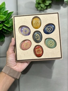 Ensemble de pierres de guérison Reiki à sept chakras en agate RAIS de haute qualité, gravées, de forme ovale, pour la méditation et le yoga, provenant du Gujarat - Product Image 2