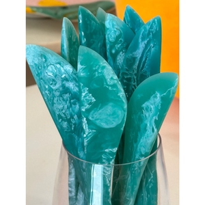 Couteau à beurre en résine marbrée turquoise, fait main, pour le fromage et la confiture, ustensile de service pour le petit-déjeuner, les repas et les plateaux de charcuterie - Product Image 1