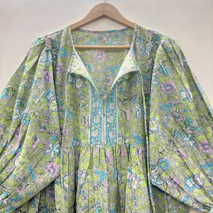 Tunique formelle en coton écologique imprimé à la main motif floral, col en V, manches 3/4, avec dentelle et ourlet à volants faits main, lavable et infroissable - Product Image 2