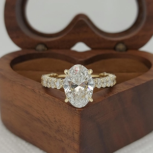Anillo de Compromiso de Diamantes Naturales de Corte Ovalado en Oro Amarillo para Mujer, Estilo Clásico - Product Image 1