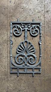 Panneau d'escalier victorien en fer forgé, motif en spirale, élément architectural décoratif, treillis en fer durable pour intérieurs intemporels - Product Image 2