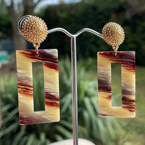 Pendientes de Resina de Moda con Diseño Rectangular Recortado, Patrón Marbrado Marrón Crema y Cuentas Doradas - Product Image 3