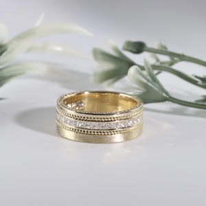 Anillo de compromiso clásico de lujo para hombre con diamantes, banda de boda de oro amarillo con corte princesa, textura de cuerda trenzada y acabado cepillado. - Product Image 1