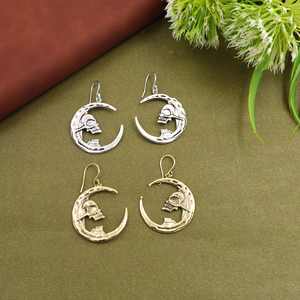 Boucles d'oreilles pendantes Crâne et Lune Croissante, Bijoux Gothiques Célestes, Style Sorcière Bohème, Cadeau Tendance - Product Image 1