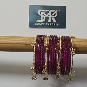 Ensemble de 16 bracelets en verre kashmiri de luxe, couleur magenta violet, avec breloques Ghungroo dorées, bijoux de mariée indiens traditionnels faits à la main - Product Image 6