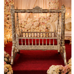 Cuna Tradicional Plateada para Ceremonia de Bautismo, Tamaño y Color Personalizados, Elegante, Hecha a Mano, de Madera de Teca India, Desmontable - Product Image 1