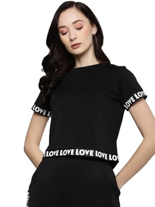 Camiseta Corta Negra 2026 con Costuras en Contraste, Camiseta Personalizada con Estampado, Top Corto para Mujer - Product Image 2