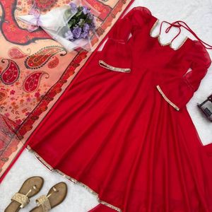 Ensemble de costume Anarkali en soie Tabby premium avec palazzo et dupatta imprimé numériquement, travail de dentelle fantaisie effet miroir, Anarkali évasé de 4,5 mètres - Product Image 2