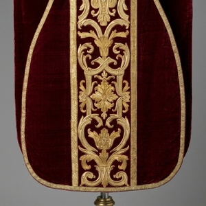 Casulla Romana de Terciopelo Rojo con Bordado a Mano de Hilos de Oro, Orfebre Tradicional, Túnica de Clérigo, Vestimenta Sacerdotal para Misa - Product Image 4