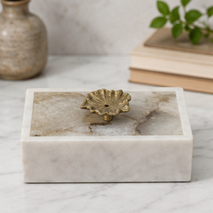 Plateau de rangement rectangulaire en marbre blanc avec bouton en feuille d'or, design minimaliste pour la décoration intérieure de la salle de bain - Product Image 2
