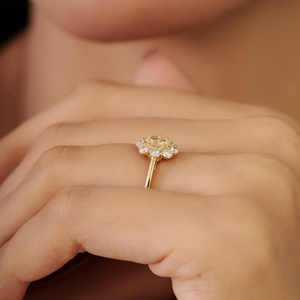 Anillo de compromiso de oro amarillo de 14K hecho a mano con diamantes naturales brillantes personalizados de piedra de nacimiento de abril, venta al por mayor de joyería a granel - Product Image 4