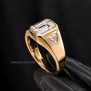 Anillo de Diamante Cultivado en Laboratorio con Corte Esmeralda de 2 Quilates, Certificado por IGI, para Hombre, con Piedras Laterales Trillón, Engaste de Bisel, Oro Sólido - Product Image 2