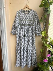 Vestido midi de algodón estampado de alta calidad para mujer, estilo bohemio, informal, holgado, con cuello redondo, detalle de borlas, vestido étnico de verano para uso diario. - Product Image 1