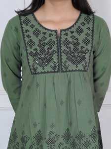 Blusa Premium para Mujer, Blanca, con Bordado Floral de Encaje, Estilo Étnico Informal, Cuello en V, Mangas Tres Cuartos, 100% Algodón, Holgada - Product Image 5