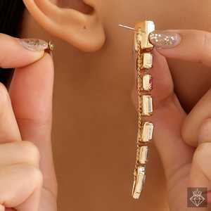 PRAO Dos pares de pendientes colgantes y aros de cristal multicolor - Product Image 1