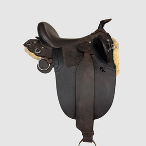 Selle australienne haut de gamme faite à la main en cuir naturel souple, avec assise profonde confortable pour l'équitation et le dressage. - Product Image 1