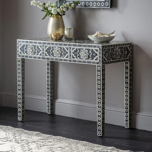 Mesa consola curva con incrustaciones de hueso en forma de cascada, con un audaz e innovador mosaico geométrico en blanco y negro, disponible a precios de mayorista. - Product Image 5