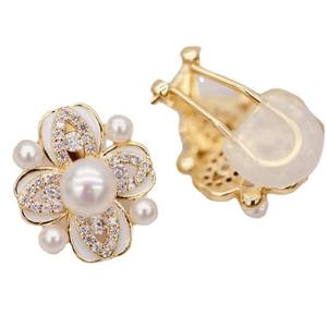 Boucles d'oreilles en perles d'eau douce de style rétro français Haoshi Camellia Micro-incrustées de perles Design de niche Pétales pour les trous d'oreille - Product Image 5
