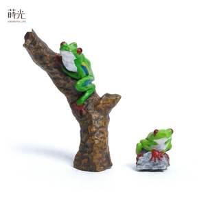 2026-0120 Fábrica de Accesorios en Miniatura, Figuras de Resina para Casa de Muñecas, RANA EN RODILLO - Product Image 6