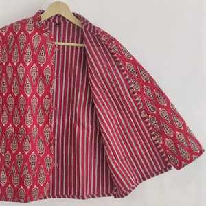 Veste d'hiver pour femme à imprimé floral fait main, vêtements blancs et roses, veste indienne Kantha, manteau matelassé en coton, style bohème hippie - Product Image 1