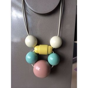 Collar Artesanal para Mujer, Suministros de Abalorios de Resina y Madera, Joyería Única - Product Image 1