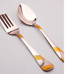 Hermoso juego de cubiertos con acabado plateado y dorado con extremos texturizados para comidas festivas finas y Decoración elegante - Product Image 1