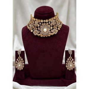 Parure Collier et Boucles d'Oreilles Fleur en Zircon Doré et Perles pour Femme, Bijoux Tendance pour Mariage, Fiançailles, Fête, en Laiton Plaqué Or - Product Image 1