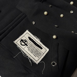 เสื้อฮู้ดดี้ผ้าคอตตอนหนานุ่ม สไตล์สตรีทแวร์สำหรับฤดูหนาว แบบยูนิเซ็กซ์ ล้างสีแบบแอซิดวอช ทรงปกติ แต่งดีเทลขาดๆ แบบดิสเทรส สีพื้น  ออกแบบได้ตามต้องการ พร้อมปักลายมุก - Product Image 5