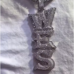 จี้เพชร GRA Certificate รับรองคุณภาพ  แบบกำหนดเองได้  สำหรับทุกเพศ  สไตล์ฮิปฮอป  พร้อมตัวอักษรชื่อ  เงินแท้ 925  ประดับเพชรเต็มเม็ด  VVS  สำหรับแร็ปเปอร์  เพชรโมอิสซาไนต์ - Product Image 1