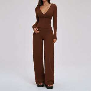 Conjunto Deportivo de 2 Piezas para Mujer, Personalizado, Color Sólido, Top de Manga Larga y Pantalones Cortos Acampanados, Poliéster/Algodón Felpa - Product Image 1